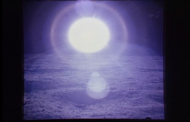 AS 12-46-6805 - Up-Sun
Un altro "contro-Sole" (o "up-Sun") decisamente suggestivo anche se privo, a nostro parere, di particolari significati scientifici. Si noti, comunque, l'effetto particolare che si produce allorchè il Sole viene fotografato direttamente in assenza di aria e di atmosfera. 
Questa immagine, al pari di altre similari, ci può essere di aiuto nell'individuazione di possibili immagini "false" od alterate che pure pretendono di ritrarre il Sole, in tutto od in parte. Un esempio di immagine "falsa" potete trovarlo sul Sito "NEXUS", dedicato alle (presunte) "Falsificazioni della NASA" (foto 1 di pagina 3 di 3 dedicata alle "Missioni Apollo" - nella specie Apollo 11, frame AS-11-40-5863 e ss sino a 5869). 
Parole chiave: Postcards from the Moon