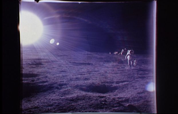 AS 12-46-6806 - Up-Sun and astronaut
Osservate attentamente come appare il Sole nel frame menzionato e poi confrontate quella immagine con qualcuna di queste. 
Per onestà, dobbiamo sottolineare che l'immagine riportata nel Sito NEXUS è, purtroppo, pesantemente "manipolata" (ma non possiamo sapere da chi), in quanto il frame in oggetto, nella sua versione originale, NON riprende neppure il Sole, ma si ferma sul lato Sn del LM (Dx dell'Osservatore). I Responsabili del Sito NEXUS sono stati comunque avvisati e noi non possiamo fare altro.
Parole chiave: Postcards from the Moon