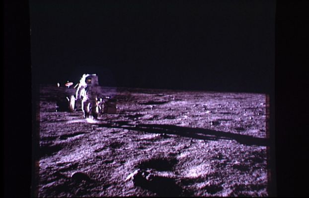 AS 12-46-6807 - Walking on the Moon
In questa immagine osserviamo uno degli Astronauti mentre cammina sulla superficie Lunare trasportando una serie di equipaggiamenti scientifici. Notate come cambia il colore della superficie adesso che la ripresa non è più effettuata in "contro-Sole"!
Parole chiave: Postcards from the Moon