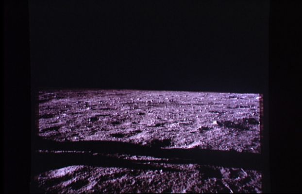 AS 12-46-6808 - Moon Panorama with a long shadow
Ci siamo posti una domanda, analizzando queste immagini che, forse, Vi sarete posti anche Voi. 
La domanda - del tutto logica e legittima - è: ma come mai la colorazione della superficie della Luna, osservando queste fotografie, appare così diversa rispetto a quanto si vedeva nei frames Apollo 11? 
Una risposta certa al 100% non ci è possibile però qualche riflessione al riguardo si può svolgere tranquillamente. 
In primo luogo le caratteristiche fisiche e geologiche dei due luoghi di allunaggio erano (e sono) completamente diverse.
Parole chiave: Moon Panorama