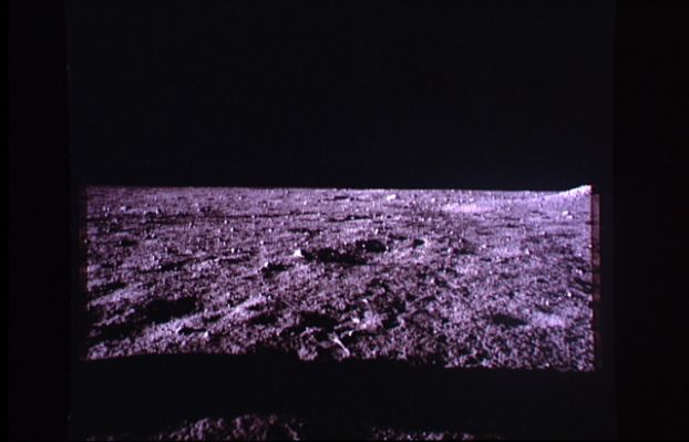 AS 12-46-6809 - Approaching the "Mound"...
In secondo luogo, già dopo la prima missione sulla Luna (e proprio grazie ai dati - anche fotografici - raccolti in quella sede) vennero apportate alcune modifiche sia agli strumenti di ripresa, sia alle pellicole. In questa sede (per ragioni di spazio) non possiamo entrare in dettaglio; ciò che si può dire è che la "diversa fattura" delle immagini Apollo 12 rispetto a quelle Apollo 11 dipende - a nostro parere - sia da fattori oggettivi (la diversità dei luoghi esplorati), sia da fattori soggettivi (la diversità della strumentazione adottata). 

Ai "posteri", poi, "l'ardua sentenza"...
Parole chiave: Moon Panorama