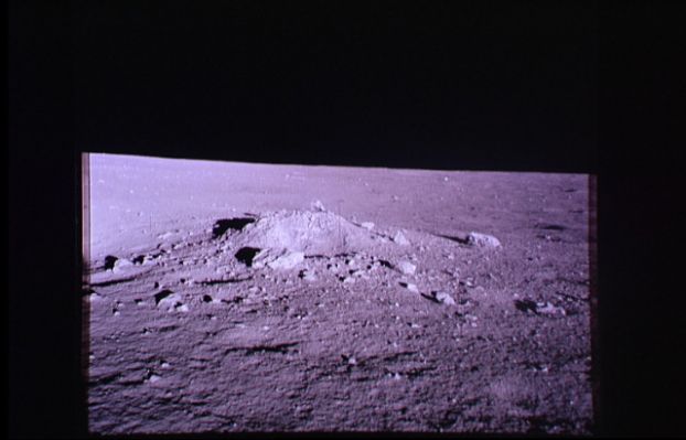 AS 12-46-6823 - The "Mound", from a short distance (2)
Ed è proprio questo il punto che ci lascia perplessi: perchè continuare a fotografarlo e ad investigarlo sempre più da vicino? Una semplice curiosità degli astronauti? Noi non crediamo proprio. Noi pensiamo che gli astronauti abbiano capito benissimo che, a parte ogni dissertazione sull'origine (naturale o artificiale) di questa collinetta (o terrapieno, che dir si voglia), è il punto in cui essa è "sorta" che lascia perplessi. Ma le stranezze non si fermano qui: andiamo ad osservare ancora più da vicino...
Parole chiave: Controversial