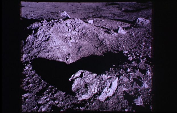 AS 12-46-6824 - The "Mound", from a VERY short distance (3)
...E così ci accorgiamo che, proprio alla base della collinetta, in posizione (riteniamo) frontale rispetto al suo lato lungo, c'è un fosso.
Che cosa ci fosse dentro a questo fosso e quanto esso fosse profondo noi non lo sappiamo, resta il fatto, però, che l'indagine di questo specifico punto, da parte degli astronauti, sebbene non sia fotograficamente documentata, è proseguita e, ci è stato riferito da fonti (a nostro parere) assolutamente affidabili, che "qualcosa" è stato poi rinvenuto.
Parole chiave: Controversial