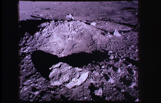 AS 12-46-6825 - The "Mound", from a VERY short distance (4)
Un "qualcosa" che viene (forse) ripreso in altri due fotogrammi sui quali stiamo ancora tentando di lavorare ed investigare e che, in un prossimo futuro, verranno comunque messi in visione sul nostro Sito.
Qualche Ricercatore (Americano) più "immaginifico" di noi ha detto, parlando di queste immagini e dei (presunti) ritrovamenti effettuati in prossimità della "collinetta", che la "collinetta" stessa potrebbe essere un "tumulo funerario". Onestamente l'idea a noi non sembra proprio folle però, almeno...
Parole chiave: Controversial