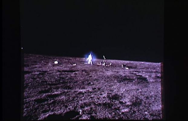 AS 12-46-6826 - A "ghostly" reflection around the astronaut
...per il momento, diciamo "no comment".
Veniamo ora ad un'immagine che ha pure sollevato dubbi in materia di autenticità e che è conosciuta con il nome di "Bean e l'alone fantasma". Cos'è, infatti, quell'alone che circonda l'astronauta e sembra conferirgli un aspetto "spettrale"? Un difetto della pellicola? Un riflesso? citiamo "...si pensa che l'aureola azzurra che lo circonda sia dovuta a cristalli di ghiaccio del vapore acqueo prodotto dal riscaldatore nello zaino della sua tuta, anche se nè Bean nè...
Parole chiave: Controversial