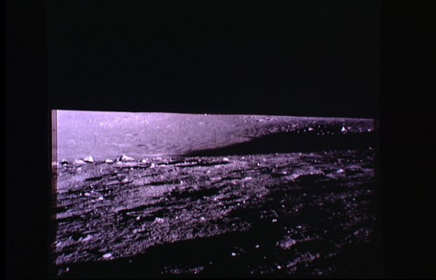 AS 12-46-6838 - Shadows and "Star-like" Lights over Surveyor Crater (1)
...si tratta? Andiamo ad esaminare una lunga sequenza di immagini scattate dal margine del Surveyor Crater e, forse, troveremo qualche altro indizio ed alcune conferme fotografiche secondo cui, forse, qualcosa, anche durante la Missione Apollo 12, si muoveva rapidamente nel Cielo Lunare, proprio sulla testa degli astronauti...
Nulla di particolare da segnalare in questo primo fotogramma: la panoramica del Surveyor Crater comincia dalla Dx degli astronauti.
Parole chiave: Moon Panorama - Surveyor Crater
