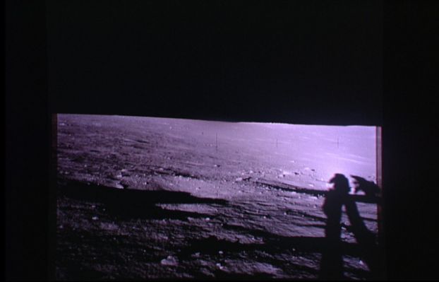 AS 12-46-6843 - Shadows and "Star-like" Lights over Surveyor Crater (6)
...E poi ci sono altri dati che ci lasciano perplessi. Per esempio, ed anche questo fatto era giÃ  stato evidenziato a proposito di molti frames Apollo 11, la "ridondanza" di alcuni panorami (ossÃ¬a lo scatto ripetitivo di fotografie relative sempre allo stesso scorcio di paesaggio). Ma c'Ã¨ un'altra curiositÃ  in questo frame e nei due che precedono. L'ombra a Sn Ã¨ quella dell'astronauta che scatta e, in effetti si vede bene che si tratta di un'ombra umana. Ma la figura accanto all'astronauta che...
