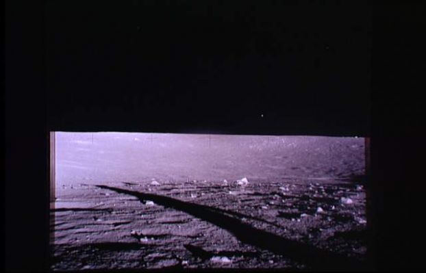 AS 12-46-6849 - Shadows and "Star-like" Lights over Surveyor Crater (11)
..."curioso o anomalo" è stato mai ripreso...Beh, costoro, Scienziati, Studiosi, Ricercatori o "Sapienti" che sìano, o non hanno mai guardato le fotografie Apollo con attenzione ed in dettaglio o le hanno guardate e non hanno capito (veramente) nulla o, molto più semplicemente, le hanno guardate, hanno visto, capito e, ora, stanno tutti mentendo scientemente. 
A proposito: in questo frame la "stella" riappare e, nella versione originale uncompressed, si vede "chiaramente" che l'oggetto luminoso...
Parole chiave: Controversial - Possible UFO