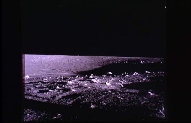 AS 12-46-6851 - Shadows and "Star-like" Lights over Surveyor Crater (13)
Forse una qualche conclusione, a questo punto, andrebbe tratta, se non altro per motivi di onestà intellettuale e di coerenza. Premesso che abbiamo interpellato la NASA ed altri Ricercatori (Italiani ed Americani) e che NESSUNO si è sbilanciato, proviamo a dire la nostra.
Secondo noi gli oggetto luminosi (che appaiono puntiformi in queste foto ultracompresse, ma che presentano fattezze molto diverse e decisamente intriganti nelle versioni originali) ripresi dagli astronauti Bean e Conrad (e, prima di...
Parole chiave: Controversial - Possible UFO's