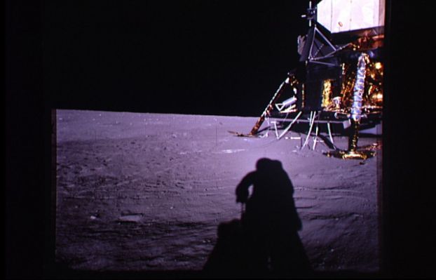 AS 12-47-6962 - The LM
...discusso e detto (anche troppo) ampiamente in precedenza, noi pensiamo che debba trattarsi di un effetto ottico dipendente dalle posizioni relative del LM e dell'astronauta che sta fotografando. Certo, in qualche frangente la foto sembra (anche a noi) "alterata" e "poco credibile", però noi pensiamo (e vogliamo credere) che alla NASA non sìano tanto sciocchi da fare ricorso a trucchi così dozzinali per nascondere (eventualmente) delle informazioni al Pubblico. E poi c'è un sistema migliore del "creare...
Parole chiave: LM