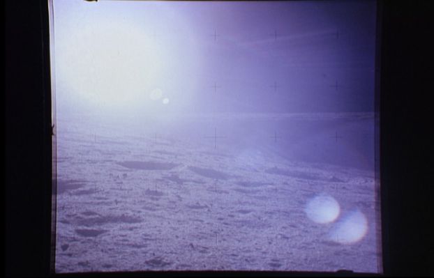 AS 12-47-6971 - Up-Sun (2)
Questo frame (al pari del precedente e dei due seguenti), lo abbiamo inserito solo a scopo didattico. Avevamo già acennato, infatti, ad alcune contraffazioni individuabili per il modo in cui il Sole appariva nella fotografia. 
Ecco, in questa piccola sequenza, potete rivedere ancora (e con grande chiarezza) l'effetto "controluce" con il Sole dapprima leggermente defilato a Sn (fr. 6971), poi leggermente defilato a Dx (fr. 6972) e, infine, quasi del tutto fuori campo (fr. 6973)...
Parole chiave: Postcards from the Moon