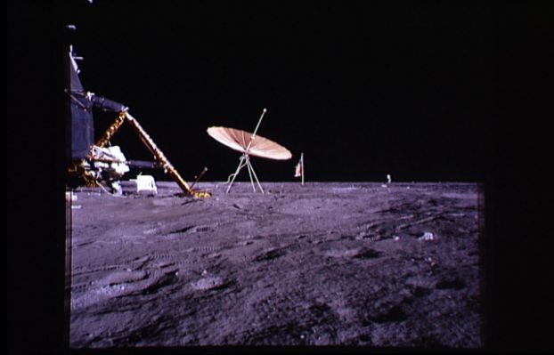 AS 12-47-6980 - The LM and other equipment (1)
Classiche immagini "cartolina" che ci fanno vedere quante cose sono state disposte (e poi abbandonate...) sulla Luna. Ricordate quando parlammo, a proposito di Apollo 11, del materiale lasciato sulla Luna, a "disposizione" (si fa per dire...) di chiunque? Ed allora ecco una parte del materiale lasciato dall'Apollo 12: e se parliamo del suo valore venale sommato al valore storico...Raggiungiamo le centinaia di miliardi ossìa il "costo" della Missione! 
E poi, a parte le antipatiche (ancorchè scherzose)...
Parole chiave: Landing & Working Area