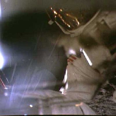 AS 12-47-7010 - What is this? (2)
Parole, naturalmente...
Torniamo alle Anomalie, quindi: nei frames 7009 e 7010 troviamo una serie di misteri. Che cosa rappresentano queste due foto? Cosa stanno facendo Bean e Conrad? Che cosa si riflette nella visiera dell'astronauta fotografato? Qualcuno dice che queste immagini rappresentino un "momento di caos" determinatosi per motivi ignoti. Forse scatti involontari o forse attimi di frenesia per cercare di riprendere "qualcosa". 
Purtroppo questo è un altro mistero che non può essere svelato. 
Parole chiave: Controversial