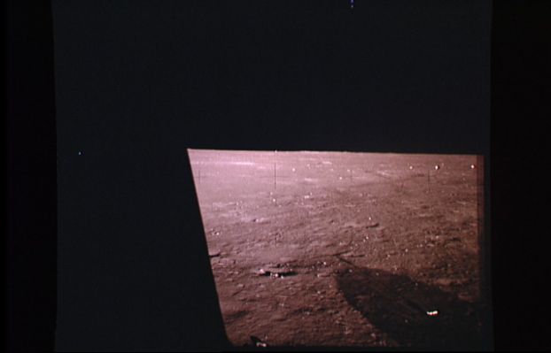 AS 12-47-7011 - Same frame, different colors (1)
Le immagini sono a Vostra disposizione in versione "compressa" e, tra non molto, lo saranno anche nella loro edizione originale ed uncompressed. Ogni ipotesi, purchè civilmente espressa, razionale e fondata su osservazioni coerenti, sarà la benvenuta!
Abbiamo ora due frames (entrambi originali NASA)  identici ma - come appare ovvio - sviluppati in maniera diversa: basta infatti dare un'occhiata al colore della superficie Lunare per capire subito quanto è stata differente la tecnica di sviluppo adottata.
Parole chiave: Controversial - Possible Orbital Anomaly - Possible UFO