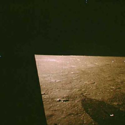 AS 12-47-7011 - Same frame, different colors (2)
Ad ogni modo non è tanto il "colore" della superficie Lunare che ci interessa, quanto un'oggetto luminoso (che sembra essere formato da due sfere luminose poste una sopra l'altra) visibile abbastanza chiaramente in entrambe le versioni del frame (in posizione alta, a ridosso del margine superiore della fotografia, legermente a Dx dell'Osservatore). Non ci è possibile esprimere opinioni sulla possibile origine di questo dettaglio e non siamo in possesso della versione originale uncompressed del frame 7011.
Parole chiave: Controversial - Possible Orbital Anomaly - Possible UFO