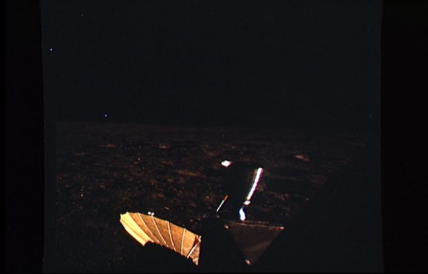 AS 12-47-7016 - What's up there?!? (1)
Due "star-like objects" di colore bianco e azzurro illuminano la notte Lunare e sono chiaramente visibili in questo frame. 
Che non si tratti di stelle ci sembra un dato assolutamente evidente e quindi l'unica scelta che ci è possibile operare in ordine alla domanda "di che cosa si tratta?" sta fra il "difetto della pellicola" (derivante da una causa a noi comunque ignota) ed una possibile "Anomalia Orbitale" (ovvero "oggetti volanti di origine sconosciuta in volo sopra l'Apollo 12").
Parole chiave: Controversial - Possible Orbital Anomaly - Possible UFO