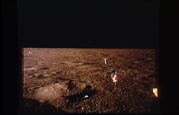 AS 12-47-7019 - What's up there?!? (2)
Appare più plausibile, invece, che, almeno in questo frame, lo "star-like object" che è stato ripreso (si vede molto basso sull'orizzonte, nella zona centrale dell'immagine) sia, effettivamente, una stella molto luminosa. Per onestà, desideriamo precisare che la nostra ipotesi (e cioè che si tratti di una stella) non è comunque suffragata da elementi oggettivi (quali possono essere l'identificazione di almeno una costellazione conosciuta o il possesso di dati ulteriori circa la zona di cielo fotografata). 
Parole chiave: Controversial - Possible Orbital Anomaly - Possible UFO