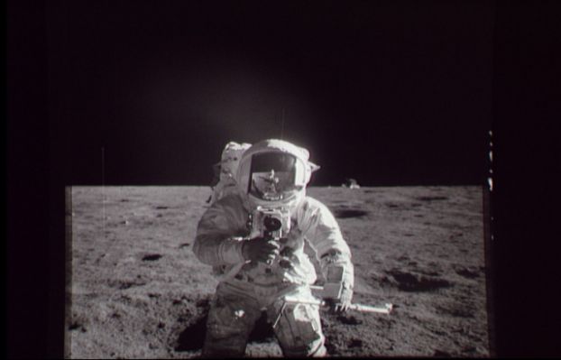 AS 12-48-7071 - What do you see in the Visor?
Una foto davvero controversa e, almeno a nostro parere, decisamente a ragione. Basta osservare con attenzione, infatti, il riflesso dell'orizzonte Lunare nel visore dell'astronauta (Bean) che sta avanzando per notare che c'è "qualcosa" (avente una forma davvero strana) che appare in alto, sulla Sn del visore (Dx di chi guarda). Un'oggetto sospeso nel vuoto davanti all'astronauta? Un difetto del film o dello sviluppo? 
Noi, sulla base delle informazioni raccolte, riteniamo che si tratti del riflesso di un oggetto reale il quale si troverebbe davanti all'Astronauta, in posizione più elevata rispetto a lui di almeno mezzo metro. 

Ma di che cosa sia "l'oggetto"...Non ne abbiamo idea.

Parole chiave: Highly controversial frame