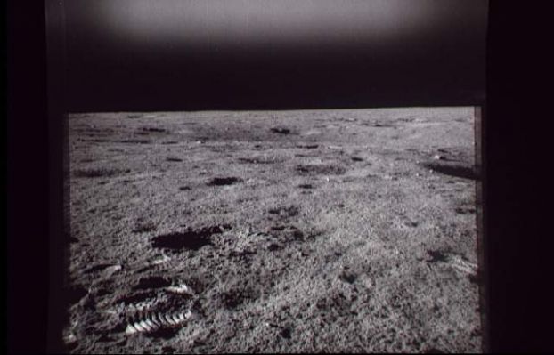 AS 12-48-7076 - What do you see in the visor? (2) - Sunstruck? An Alien Space-ship?
Nel frame 7076, invece, la questione si fa ancora più complessa. Alcuni Studiosi (Ufologi) sostengono che la luce diffusa che si vede in alto provenga da una nave spaziale aliena la quale: 1) sta passando (quasi) radente sulle teste degli astronauti oppure 2) sta a sua volta allunando. C'è anche una terza possibilità e cioè che si tratti di una fotografia che ha preso luce (come ci hanno detto alla NASA). Ebbene, anche se la verità noi non possiamo saperla con certezza (e le ipotesi 1 e 2 ci sembrano davvero azzardate), noi saremmo comunque dell'idea che NON si tratti di una foto che ha preso luce ("sunstruck"). Le foto che "prendono luce", infatti, sono molto diverse da questa e ne abbiamo svariati esempi in tutta la collezione Apollo (ex: AS 11-40-5970). 
Parole chiave: Controversial