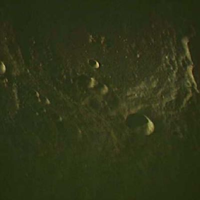 AS 13-60-8610 - Moon from orbit: a few seconds after "The Flash"
Non ci è possibile, in questa sede specifica, entrare in dettaglio, ma quello che possiamo dire da subito è che, con ogni probabilità (ed a parere della maggior parte di noi), il bagliore che si vede nei frames AS 60-8608 ed AS 60-8609 SE è il prodotto di un riflesso E' il riflesso di un corpo che si trovava (molto probabilmente) dentro l'Apollo 13. 
Oppure, in alternativa (e per correttezza esponiamo anche questa tesi), può anche darsi che il bagliore sia stato determinato dal passaggio repentino di un corpo metallico sferico in prossimità dell'astronave (un UFO a tutti gli effetti), simile a quello che vedremo tra poco, nel frame AS 13-60-8622.
Parole chiave: Moon from orbit