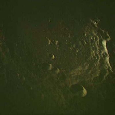 AS 13-60-8611 - Moon from orbit
Un oggetto metallico (?), sferico, molto simile a quello già visto durante la Missione Apollo 11 (e dai noi chiamato "Red Anomaly - Red Sphere"), ma molto diverso da altri oggetti curiosi che Lowell, Swigert e Haise ebbero occasione di fotografare durante il loro viaggio di rientro verso Terra.
Parole chiave: Moon from orbit