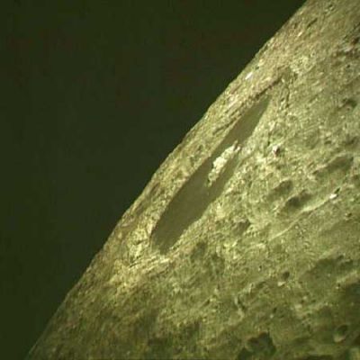 AS 13-60-8625 - Moon from orbit
Esiste, proprio a proposito di "sfere argentee", uno storico filmato che ci mostra la ripresa, effettuata da un altro velivolo, di un "Concorde" in volo di collaudo al quale si affianca - all'altezza della cabina di pilotaggio - una di queste "sfere argentee" (sbucata dal nulla) la quale scorre lungo la fusoliera del Concorde stesso, compie qualche manovra - per noi "tecnicamente impossibile"... - e poi, repentinamente, sparisce risalendo a candela e perdendosi nel cielo ad una velocità davvero impressionante. 
Parole chiave: Moon from orbit