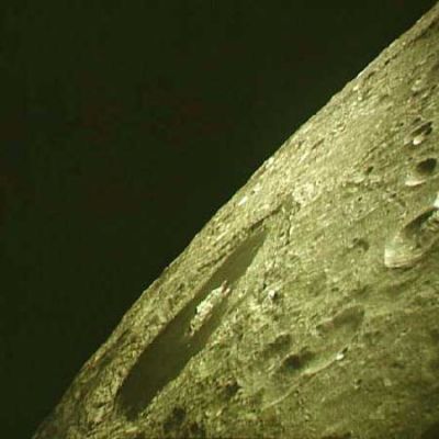 AS 13-60-8626 - Moon from orbit
La domanda è ovvia: da dove vengono questi velivoli? 
Cosa sono ed a che cosa servono queste "sfere"?
Secondo noi le risposte sono abbastanza ovvie: stiamo parlando di velivoli di origine sconosciuta (del tipo "sonde esplorative" e guidati a distanza) i quali, molto probabilmente - se non addirittura "sicuramente" - hanno una origine non terrestre. Dovrebbe trattarsi, inoltre, di velivoli - a quanto ci è dato capire - relativamente semplici e dotati di due caratteristiche fondamentali: la grande velocità e la straordinaria manovrabilità. 
A che servono? Noi crediamo che essi vengano usati - tutte le volte in cui si verifica qualcosa di nuovo e/o di interessante nel nostro Mondo culturale e tecnologico - per vedere meglio, in sicurezza e da vicino (ma senza contatto fisico diretto!), quello che abbiamo fatto e ciò di cui siamo stati capaci.
Parole chiave: Moon from orbit