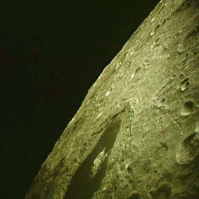 AS 13-60-8633 - Moon from orbit
Le eccezioni che si potrebbero sollevare dicendo che lo Space Programme (ancorchè NON Human) è andato comunque avanti con il lancio di decine di sonde verso i Pianeti del nostro Sistema Solare (da Marte a Giove e Saturno) e con il raggiungimento, talvolta, di grandi traguardi, non valgono a demolire i nostri dubbi di partenza. Certo, gli occhi artificiali di queste Sonde vedono bene, ma noi non crediamo che essi possano davvero vedere meglio degli occhi dell'Uomo. Ci spieghiamo meglio: questi "occhi elettronici" vedono le cose in maniera diversa, sicuramente più precisa e dettagliata di quanto un occhio umano, per eccellente che sia, potrebbe mai riuscire a vedere, ma essi "vedono" senza discernimento e noi, quando guardiamo le immagini che essi hanno "visto" e ripreso per noi, perdiamo un elemento fondamentale che si chiama "immediatezza della percezione". Insomma: attraverso gli occhi elettronici noi vediamo tutto "filtrato" ed in "play-back". 
E' ovvio che vedere le cose in questo modo è vantaggioso da...
Parole chiave: Moon from orbit