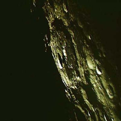 AS 13-60-8635 - Moon from orbit
...molti punti di vista (ed è anche "più sicuro").
Ma il problema della Conquista dello Spazio in quanto "conquista di un livello più elevato di sviluppo" è proprio qui: l'evoluzione dell'Uomo, anche nel suo senso più puramente spirituale, che potremmo raggiungere attraversando il cosmo e raggiungendo obbiettivi, comunque, "vicini" (quali la Luna, Marte o i Satelliti di Giove e Saturno), "deve passare" attraverso "l'Esplorazione e l'Esperienza Umana". 
Un'esperienza che non è possibile surrogare, in alcun modo ed in nessun caso con l'impiego di semplici (ancorchè strutturalmente complessi) strumenti meccanici. 
Parole chiave: Moon from orbit