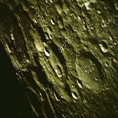 AS 13-60-8636 - Moon from orbit
Noi sappiamo bene che l'esplorazione umana dello Spazio (prossimo o profondo) costituisce un'impresa improba ed oltremodo pericolosa e che, dunque, occorre raccogliere quanti più dati ed informazioni sia possibile prima di lanciare degli Uomini nel vuoto, in balìa dei venti solari, dei raggi cosmici, delle micrometeoriti e delle altre insidie del cosmo. 
Ma la raccolta di dati ed informazioni eseguita solamente con l'ausilio di mezzi meccanici, per quanto grande, profonda ed accurata essa possa essere, non potrà MAI sostituire l'esperienza umana diretta (quella che suole definirsi "esperienza sul campo") e su questo non crediamo che ci siano dubbi. E non importa quali obiettivi saremo capaci di raggiungere esplorando il Cosmo impiegando solo mezzi meccanici robotizzati (tipo i Mars Rovers); non importa neppure, ai fini del concetto di "Conquista", quali distanze potremmo essere capaci di riuscire a coprire ed in quanto tempo. 
Parole chiave: Moon from orbit