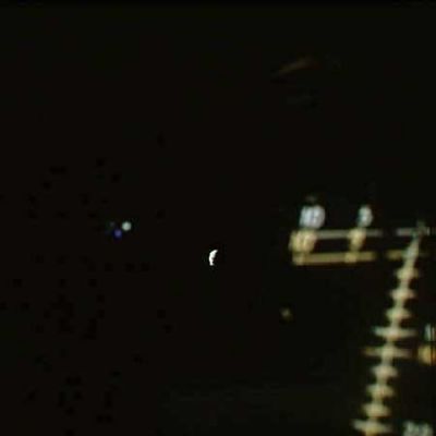 AS 13-61-8828 - Something "blue" is out there... (3)
L'oggetto acquisisce una forma leggermente più definita in questo frame: lo si può vedere sulla Sn dell'immagine, quasi a mezza altezza. Sembra costituito da più sfere (4?), poste una accanto all'altra,  3 di colore biancastro ed una blu. Nel frame 8827 che precede si può vedere nettamente, in alto a Dx, un riflesso proveniente dall'interno della navicella (i led bianchi, in fila,...
Parole chiave: Possible "encounter" - Controversial