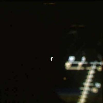 AS 13-61-8829 - Something "blue" is out there... (4)
..., del computer di bordo). Questo "oggetto", invece, non sembra un riflesso (e, se lo fosse, sarebbe il riflesso di che cosa? Tutti i led e le varie lucine presenti sia nella cabina di pilotaggio del Command Module, sia nel LM - dove ora si trovano gli astronauti -, a quanto sappiamo, erano bianchi. Qualcuno - forse - era verde e qualcuno rosso. Ma di blu, che noi si sappia, non ce n'era nessuno). 
In ogni caso, in questo frame l'oggetto estraneo sembra essere scomparso. 
Sembra...
Parole chiave: Possible "encounter" - Controversial