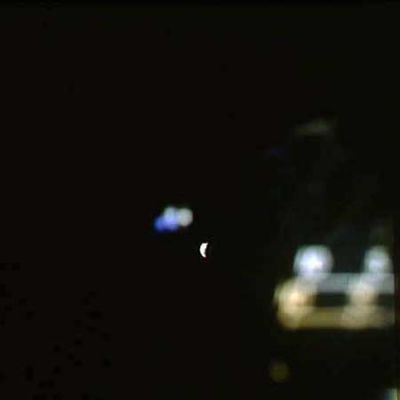 AS 13-61-8830 - Something "blue" is out there... (5)
Ed invece ecco che appare qualcosa dal buio: si tratta di un corpo complesso, costituito - almeno per quanto riusciamo a vedere - da una serie di sfere di diverso colore, poste una accanto all'altra. Siamo in possesso della versione originale uncompressed di questo frame e possiamo solo invitarVi a prenderne visione Voi stessi. L'oggetto che appare librarsi nell'oscurità, forse ad una distanza non particolarmente elevata dall'astronave terrestre, è lì e non occorrono occhi "speciali" o software per analisi avanzate delle immagini, per capire che quello che si vede non è il riflesso di qualcosa che si trova all'interno dell'Apollo 13, ma è qualcosa di vero e di reale che sta all'esterno della navicella spaziale americana. 
Provate a guardare attentamente il prossimo frame che contiene il bellissimo detail mgnf realizzato da OldGrey per avere maggiori elementi di valutazione!
Parole chiave: Possible "encounter" - Controversial