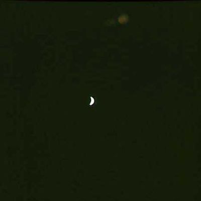 AS 13-62-8904 - Another "reflection"?
Un viaggio travagliato, quello dell'Apollo 13, non c'è dubbio. Che cosa appare in questo frame, in alto a Dx dell'Osservatore? Un nuovo oggetto esterno o semplice riflesso di qualcosa di luminoso che si trova all'interno dell'astronave (magari la versione "sfumata" del possibile riflesso che abbiamo esaminato nel frame 8898)? 
Oppure un semplice effetto ottico determinato da chissà cosa? 
Noi non lo sappiamo ma Vi invitiamo a vedere quello che appare nei frames successivi...
Parole chiave: Possible orbital "Anomaly" - Controversial