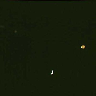 AS 13-62-8905 - The "Golden Anomaly"
Ed infatti ecco apparire un nuovo "corpo anomalo esterno", ben visibile alla Vostra estrema Dx, circa a mezza altezza dell'immagine. Diremmo che si tratta di una versione diversa (qui vediamo chiaramente dei riflessi dorati ed una forma dell'oggetto leggermente ovoidale) delle sfere color argento di cui abbiamo parlato in precedenza e che, spesso, si sono fatte vedere durante le Missioni Apollo (e non solo...).
Noi (e, pensiamo, anche Voi) possiamo/possiate dire solo una cosa: se si tratta di un oggetto reale ed esterno alla Navicella Spaziale Americana (come sembra), allora è qualcosa che non appartiene al nostro Mondo.
Di che cosa si tratti, da dove venga ed a quali scopi possa mai servire, noi non lo sappiamo e, finchè ce ne staremo seduti qui, solo a guardare le stelle ed a "sognare ad occhi aperti", non lo sapremo - ahinoi... - mai.
Una sola cosa crediamo sia certa:la verità, qualunque essa sia, potrebbe anche far paura...
Parole chiave: Controversial