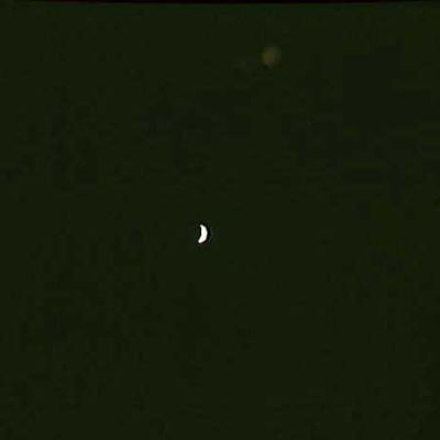 AS 13-62-8906 - The "Golden Anomaly" is gone!
In questo frame si può ancora intuire qualcosa, in alto, sempre a Dx ma ora più spostato verso il centro dell'immagine. Di che cosa si tratti, però, adesso come pochi istanti prima, è davvero impossibile a dirsi.
Parole chiave: Controversial