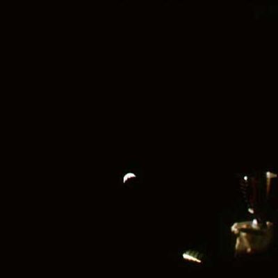 AS 13-62-8954 - Waiting for another "sign"...
Il viaggio di ritorno continua e gli astronauti, nelle pause fra un problema e l'altro, scattano altre fotografie allo spazio esterno. In questa vediamo la Terra, ancora lontana, che aspetta. Non è circostanza inutile da sottolineare quella che ci dice che vengono utilizzati vari finestrini per effettuare gli scatti. In questo frame, in realtà, non si vede nulla di particolare, ma nel prossimo accadrà qualcosa...
Parole chiave: Postcards from Space