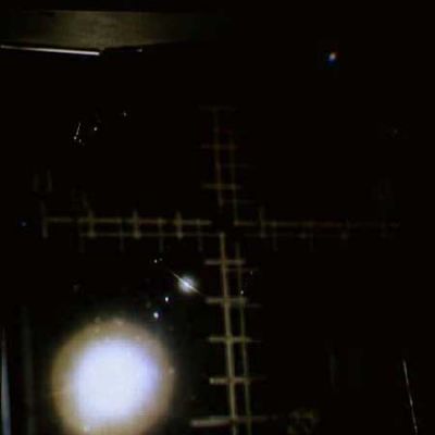 AS 13-62-8955 - A bright "sphere", another "close encounter"!
Un'esplosione di luce: una sfera bianca e argento, vicinissima, copre la quasi totalità della visione esterna. Qualcuno ha detto che si tratta di un riflesso del Sole, ma non è così: il riflesso del Sole attraverso i finestrini (e ne vedremo di istantanee riguardanti questo fenomeno) è completamente diverso: qui si tratta di qualcosa d'altro. E poi, se prestate attenzione, molto in alto, a Dx, quasi al margine del finestrino, potrete rivedere l'oggetto costituito da 4 sfere bianche e blu che si era  già visto - e molto bene! - nel frame AS 13-61-8830. Potrebbe essere ancora un riflesso o un difetto della pellicola, certo... Ma Voi ci credereste ad una spiegazione simile?!? Nella versione originale uncompressed di questo frame (che Vi offriamo nella relativa Sezione), potrete vedere anche dell'altro: si tratta di riflessi di corpi luminosi interni al modulo, forse, o forse parliamo di un grande oggetto, dalla forma squadrata e dai bordi luminescenti, che "fluttua" all'esterno della Navicella.
Parole chiave: Highly Controversial