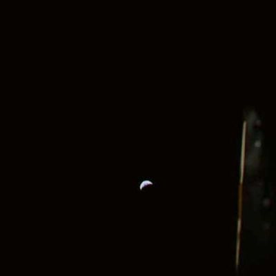 AS 13-62-8956 - Everything's gone: the Earth is there...
Un oggetto dal quale, probabilmente, si sono staccati gli altri "oggetti minori" (incluso la Sonda fatta da sfere blu e bianche) che abbiamo visto. 
Lo spazio di un solo frame, ed è tutto sparito. Ancora una volta.
Poche ore dopo l'Apollo 13 ammarava felicemente e, per i tre Astronauti e le loro famiglie, era la fine della paura. 
Su tutto il resto, purtroppo, calava (per sempre?) il silenzio.
Parole chiave: Postcards from Space