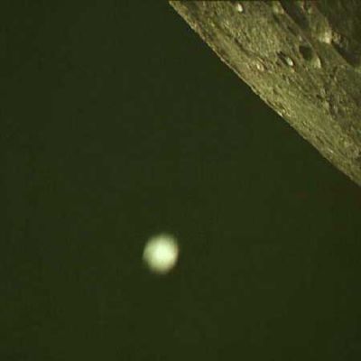 AS 13-60-8622 - Moon from orbit: the "SILVER SPHERE"
Ed ecco il nuovo "close encounter" al quale già accennavamo in precedenza: l'Apollo 13 (costituito dal Modulo di Comando - CSM - Odyssey e dal Modulo Lunare - LM - Aquarius), dopo aver compiuto un'orbita attorno alla Luna, si accinge a prendere la via del rientro a casa. Gli astronauti, con encomiabile dedizione alle procedure e sangue freddo (ed anche se sanno che la strada del ritorno sarà tutta in salita), scattano una lunga serie di istantanee della superficie Lunare. In una di queste - il frame che stiamo analizzando - si può vedere distintamente (meglio nella versione originale ed uncompressed) un oggetto sferico dal colore argentato (the "Silver Sphere", appunto) che dà l'impressione di sfrecciare accanto all'astronave Americana (questa è almeno l'impressione che ricaviamo guardando l'immagine).
Parole chiave: Orbital Anomaly - Controversial