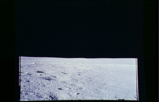 AS 14-66-9291 - Moon Panorama
E' strano, ma è proprio a cominciare da questa Missione che le "Anomalie" (che, come abbiamo visto, avevano pesantemente caratterizzato le prime tre esplorazioni della Luna) incominciano a ridursi. Certo, come avremo occasione di mostrarVi, qualcosa di incredibile (e debitamente fotografato!) si manifesterà anche durante questa Missione ma la cosa assomiglierà molto ad una sorta di "Canto del Cigno". 
Sarà stato, forse, a causa del fatto che gli astronauti, ormai ricoperti da valanghe di compiti da...
Parole chiave: Postcards from the Moon