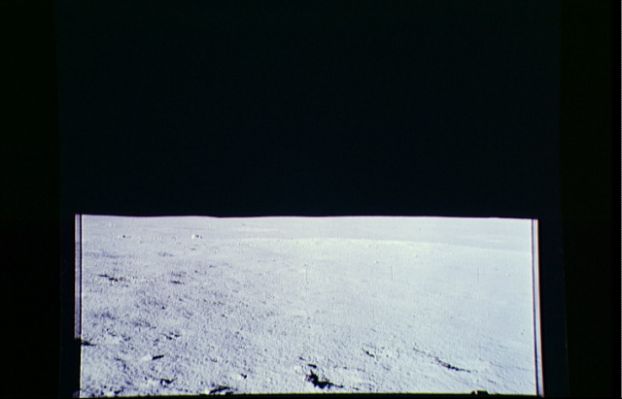 AS 14-66-9292 - Moon Panorama
...svolgere in tempi comunque ristrettissimi, non avevano abbastanza tempo per "guardare" quello che succedeva...O forse si erano solo distratti.
O magari le prime "Anomalie" erano dipese soltanto da difetti, poi adeguatamente corretti ed eliminati, delle pellicole o delle fotocamere. Se ci pensate, ognuna di queste possibili spiegazioni, a parte una leggera dose di ironia, è comunque accettabile e valida, sino a prova contraria. Noi abbiamo comunque una tesi al riguardo e Vi renderemo partecipi di...
Parole chiave: Postcards from the Moon