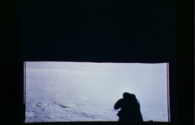 AS 14-66-9293 - Moon Panorama
...quello che pensiamo a mano a mano che ci addentreremo nell'analisi dei documenti che possediamo e che, comunque (in almeno 4/5 circostanze), non possono non lasciare l'Osservatore completamente spiazzato.
Parole chiave: Postcards from the Moon