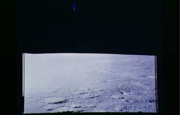 AS 14-66-9295 - The "Blue Flare" (1)
Ma ecco che, improvvisamente, accade quello che - in fondo - tutti noi aspettavamo e speravamo: una "manifestazione" anomala, inattesa e, per fortuna (ed almeno a quanto ci è dato sapere), pacifica. Una "blue flare-like light", come definita da un nostro Amico che lavora per l'Istituto di Scienze Planetarie, illumina il cielo nero della Luna. Osservate attentamente non solo la "fiaccola blu", ma anche i punti di riferimento che avete sull'orizzonte Lunare. Sono importanti perchè la "blue flare" riapparirà (e sarà fotografata) altre volte, in luoghi ed altezze - rispetto all'orizzonte Lunare - sempre differenti. Ma prima di spendere qualche parola a proposito delle caratteristiche di questa "fiaccola blu", notate il comportamento dell'astronauta che stava fotografando (crediamo fosse Shepard): procede nella panoramica a 360° COME SE NULLA FOSSE ACCADUTO!
Parole chiave: Anomaly - Controversial