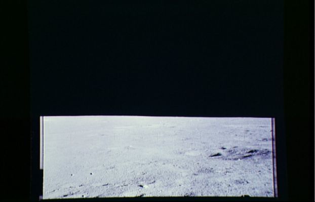 AS 14-66-9296 - Moon Panorama
Noi crediamo che qualsiasi persona (umana) in un frangente simile sarebbe o rimasta del tutto pietrificata, o avrebbe scattato foto su foto verso l'oggetto (luce) anomalo/a, infischiandosene della quantità di pellicola a disposizione e del dettato delle Procedure Operative disposte per le Moon Operations. 
E invece...Invece il nostro Amico Shepard che cosa fa? Ignora il tutto e procede a fare la panoramica. 

E' ovvio che dobbiamo porci, a questo punto, alcune domande.
Parole chiave: Postcards from the Moon