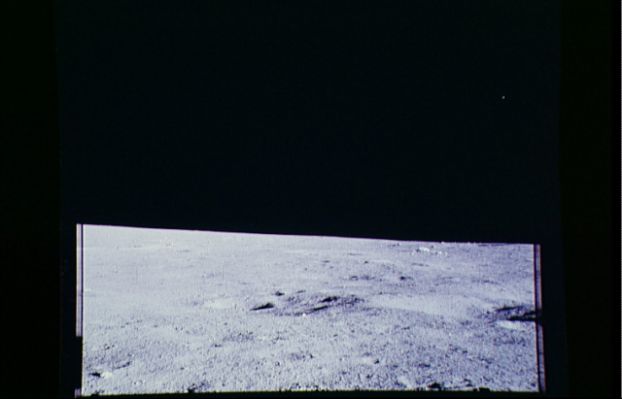 AS 14-66-9297 - Moon Panorama
Noi pensiamo che la ragione più plausibile per questo (davvero assurdo) comportamento debba trovarsi nel fatto che l'Astronauta che stava fotografando NON abbia visto l'oggetto. 
Si certo, sembra anche a noi un'eventualità poco credibile, però può essere. Siamo sulla Luna, in fondo, e tutto è diverso lassù!... Forse anche i riflessi degli astronauti cambiano e si appannano.
Parole chiave: Postcards from the Moon