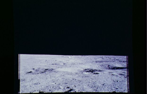 AS 14-66-9298 - Moon Panorama
O magari l'apparizione della Blue Flare è durata solo una frazione di secondo e quindi è, si, rimasta impressa sulla pellicola, ma è sfuggita all'occhio umano. 
Queste sono le eventualità che ci sembrano maggiormente credibili ed accettabili, ma c'è pure un'altra possibilità che ora andremo ad esaminare e valutare.
Parole chiave: Postcards from the Moon