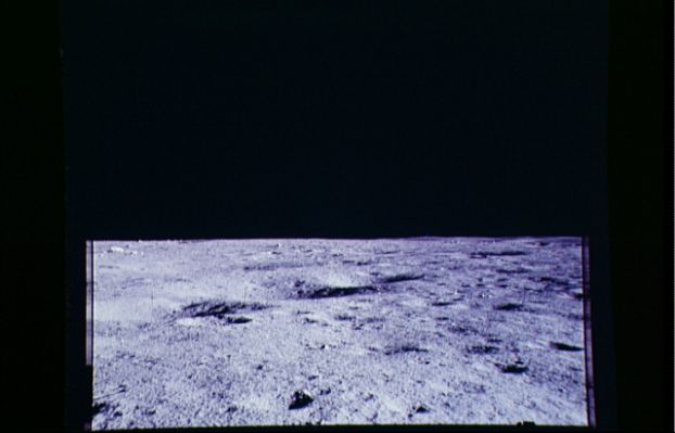 AS 14-66-9299 - Moon Panorama
Si racconta, infatti, dell'esistenza di una "Special Procedure" per il caso di "Unusual Sightinghs and Encounters". Essa recitava che gli Astronauti, anche qualora si fossero trovati davanti a "presenze anomale", avrebbero dovuto ignorare dette "presenze" e proseguire nelle loro occupazioni come da procedure operative standard. 
In ogni caso, al verificarsi di una circostanza simile doveva essere osservato il silenzio radio totale o, nel caso di necessità assoluta di dare seguito a comunicazioni urgentissime ed improcrastinabili, occorreva fare uso dei cosiddetti "canali riservati". 
Parole chiave: Postcards from the Moon