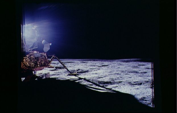 AS 14-66-9307 - The LM and a bright reflection (4)
...non avevano altra scelta.
Ma chiunque abbia messo gli astronauti in una condizione come quella che noi, adesso, stiamo cercando di comprendere, ricostruire ed analizzare a tavolino, è stato un "criminale". 
Criminale verso quegli Uomini di valore, poichè li ha messi in condizione di non poter immortalare quello che stava accadendo (prima) e di non poterne parlare mai (dopo, una volta tornati a Terra). Criminale verso la stessa filosofia che ha ispirato la Conquista della Luna e criminale verso...
Parole chiave: Postcards from the Moon