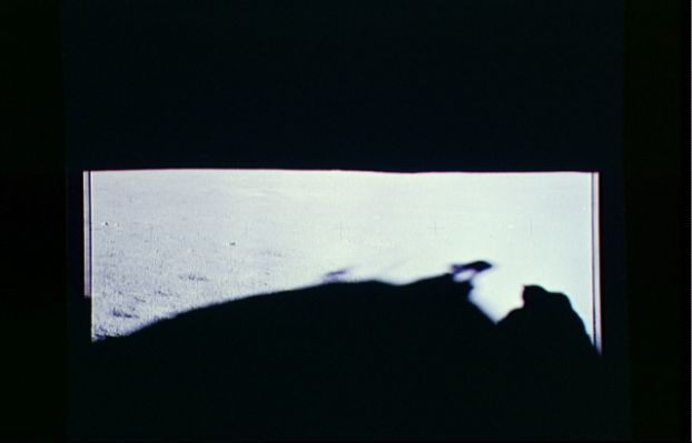 AS 14-66-9315 - Moon Panorama with shadows
Una bella immagine dell'ombra del LM e dell'orizzonte Lunare. Un dettaglio che abbiamo notato relativamente alle istantanee Apollo 14 attiene il fatto che (davvero) moltissime fotografie risultano sovraesposte e la Luna, più che grigia o cinerea, sembra essere diventata bianca. E' ovvio, poi, che la sovraesposizione delle foto conduce inevitabilmente alla perdita di dettagli relativi al suolo il quale, erroneamente, sembra liscio e pianeggiante mentre è invece estremamente accidentato.
Parole chiave: Postcards from the Moon